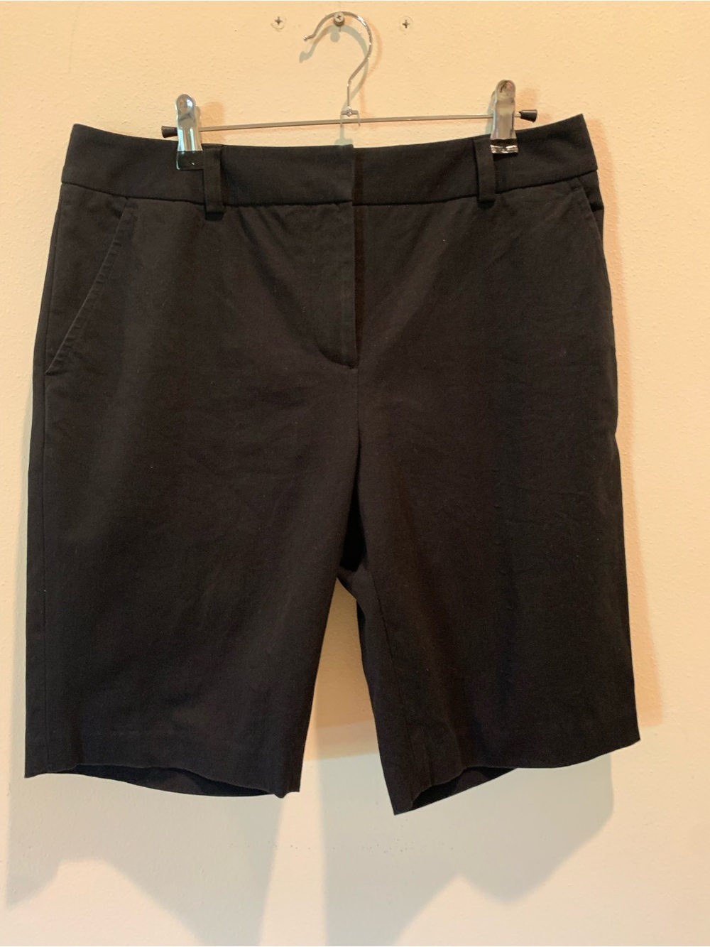 J. McLaughlin Black Bermuda Walking Shorts Size 8 Stretch Cotton